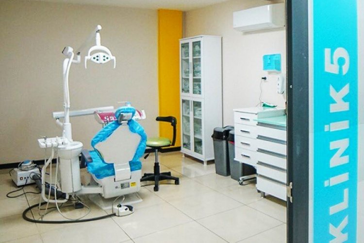 Bursa'da diş&ccedil;iden korkan &ccedil;ocuk diş&ccedil;i koltuğunda bırakıldı: Olmuyor, kız durmuyor