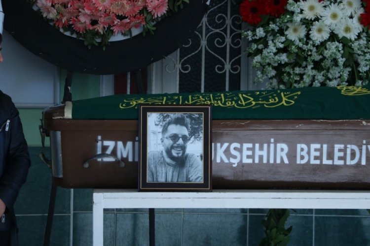 Turne d&ouml;n&uuml;ş&uuml; kazada hayatını kaybeden Tolga G&uuml;lery&uuml;z, son yolculuğuna uğurlandı