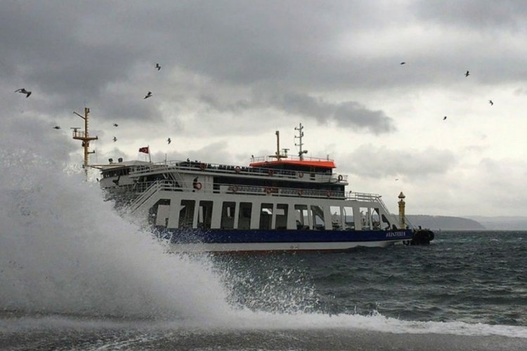 &Ccedil;anakkale'de feribot seferleri olumsuz hava şartları nedeniyle iptal edildi