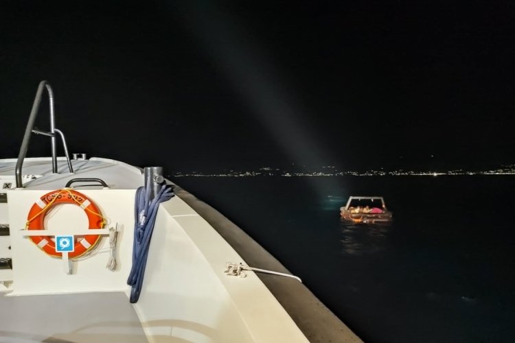 İzmir &Ccedil;eşme a&ccedil;ıklarında 15 g&ouml;&ccedil;men kurtarıldı