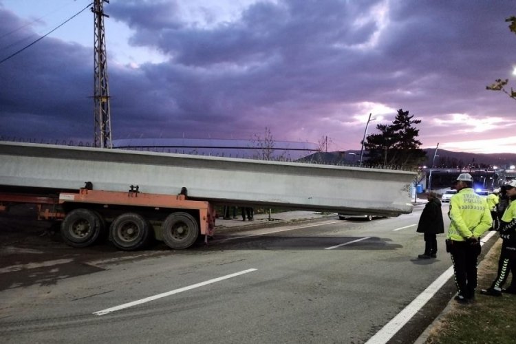 Sivas'ta 40 tonluk y&uuml;kle &ccedil;amura saplandı