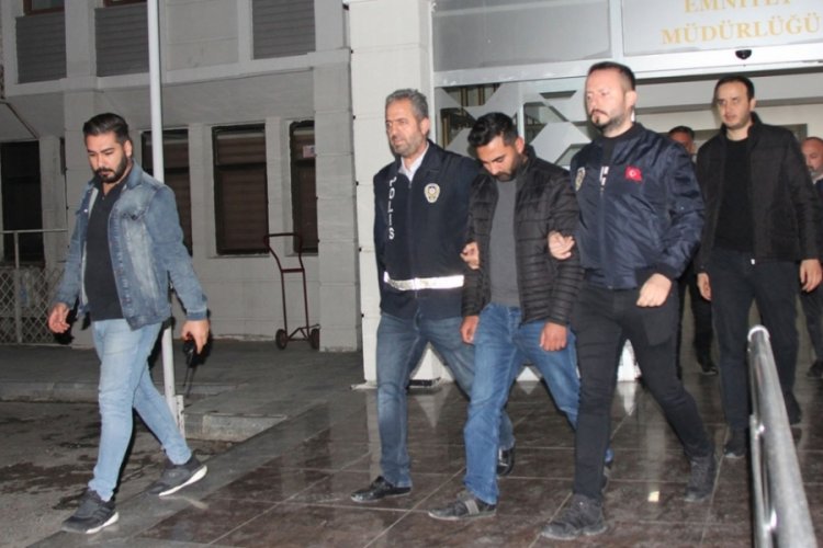Mersin'de tanımadıkları &uuml;niversiteli kadınlara cisim fırlatan şahıslar yakalandı