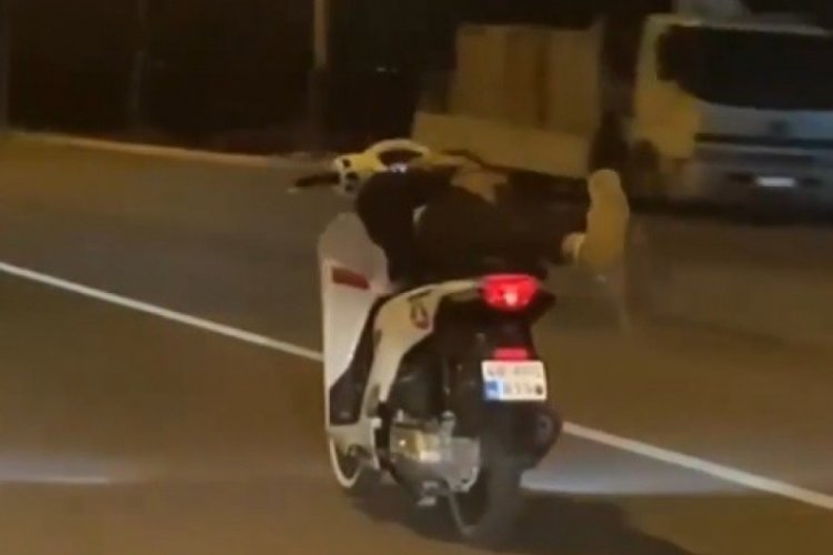Muğla'da yatarak motosiklet kullanan s&uuml;r&uuml;c&uuml; şoke etti