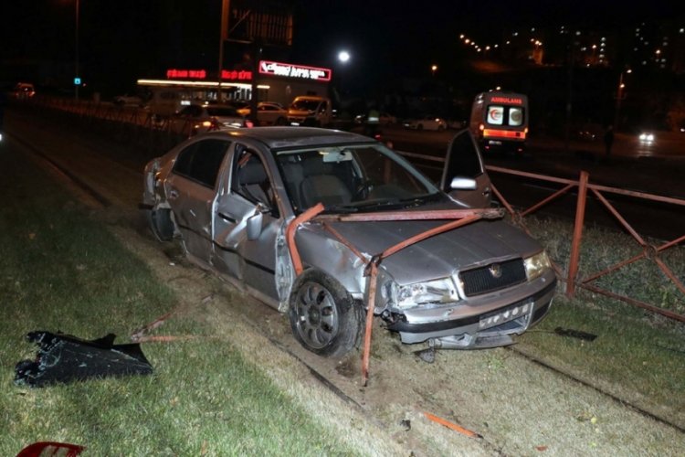 Kayseri'de tramvay yolunda kaza yapan s&uuml;r&uuml;c&uuml; plakaları s&ouml;k&uuml;p ka&ccedil;tı