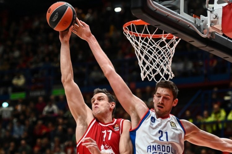 Anadolu Efes İtalya'da farka koştu