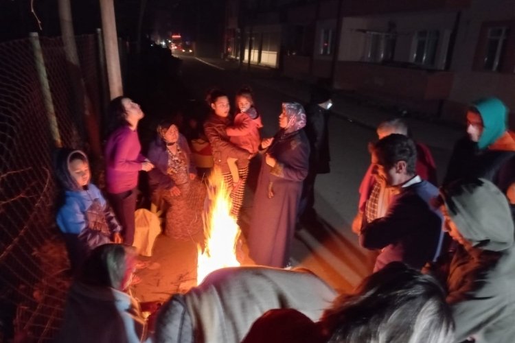 D&uuml;zce'de deprem sonrasında vatandaşlar evlerine girmiyor