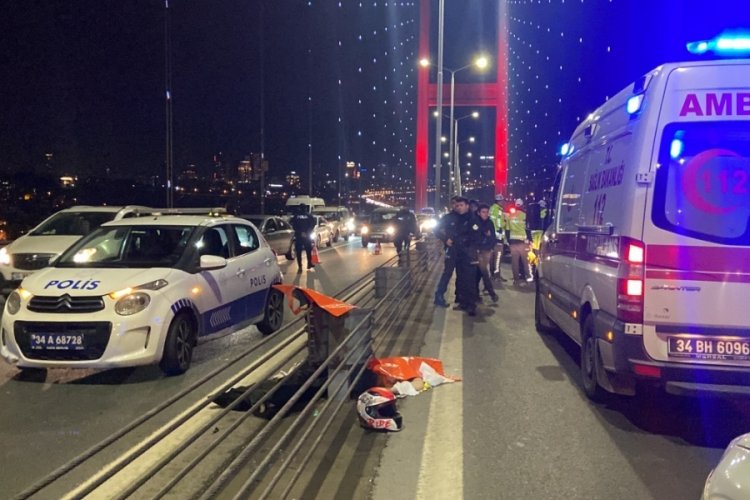 İstanbul'da k&ouml;pr&uuml;de kaza: Motosiklet bariyere &ccedil;arptı