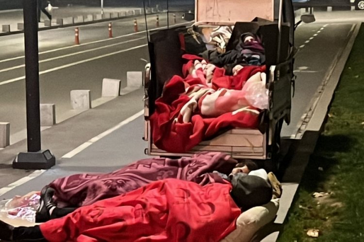 D&uuml;zce'de vatandaşlar dışarıda sabahladı