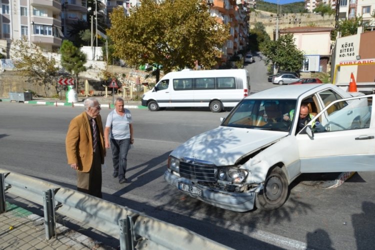 Bursa'da &uuml;nl&uuml; sanat&ccedil;ı Eşref Kol&ccedil;ak'ın otomobili &ccedil;alınmak istendi