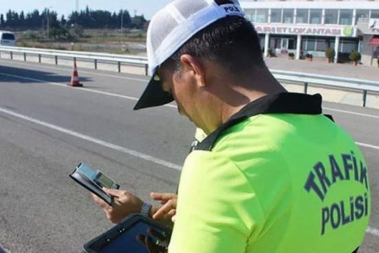 İstanbul'da trafiği tehlikeye d&uuml;ş&uuml;ren s&uuml;r&uuml;c&uuml;ye 2 bin 215 lira ceza