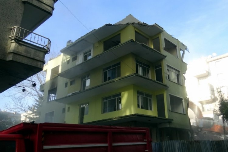 İstanbul'da balkonu &ccedil;&ouml;ken bina yıkıldı