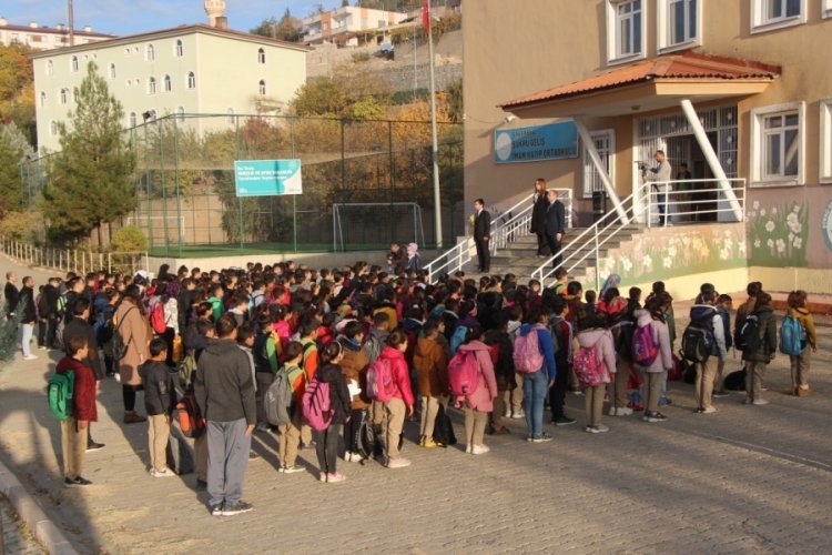 Karkamış'taki saldırıda şehit olan Ayşenur &ouml;ğretmen i&ccedil;in 709 okulda anma t&ouml;reni d&uuml;zenlendi