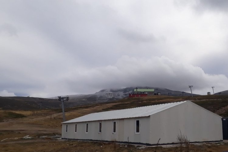 Uludağ'ın zirvesi beyaza b&uuml;r&uuml;nd&uuml;