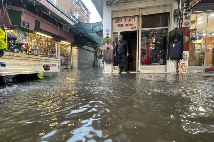 İzmir'de sağanak yağış etkili oldu