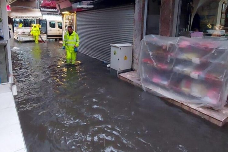 İzmir'de Tarihi Kemeraltı &Ccedil;arşısı'nı su bastı