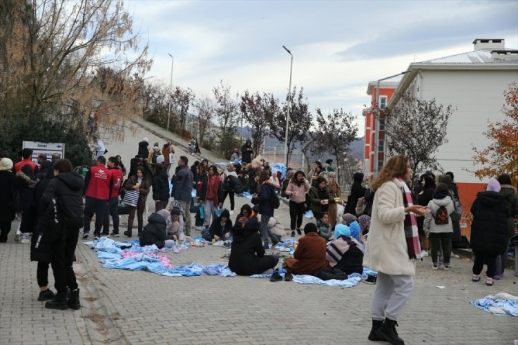 D&uuml;zce depreminde yaralananların sayısı 80'e y&uuml;kseldi