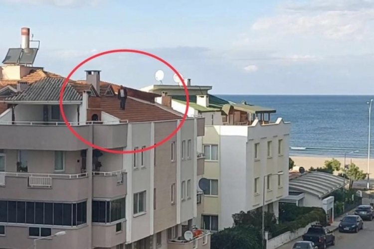 Samsun'da bir kişi tehlikeye aldırmadı: Elleri cebinde y&uuml;r&uuml;d&uuml;