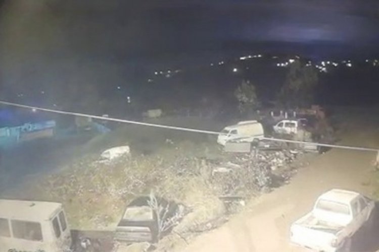 Deprem sırasında ortaya &ccedil;ıkan ışık g&uuml;venlik kamerasına yansıdı