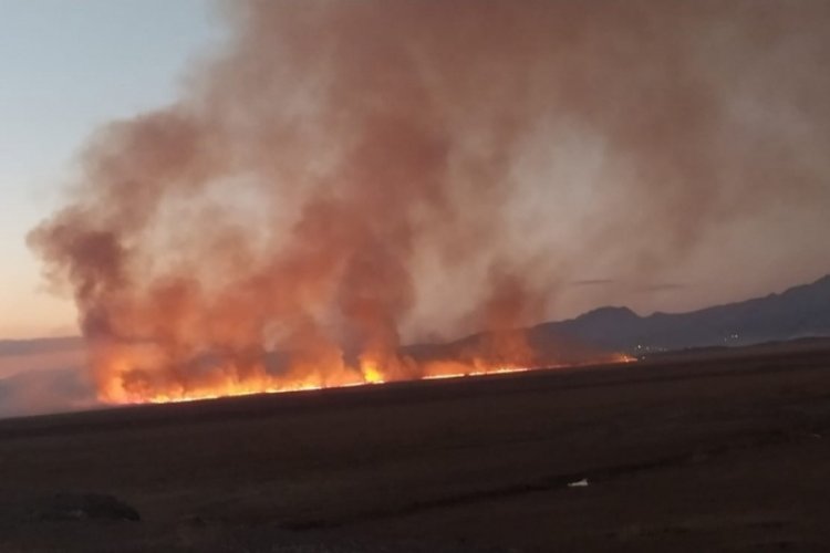 Y&uuml;ksekova'da Nehil Sazlığı alev alev yanıyor