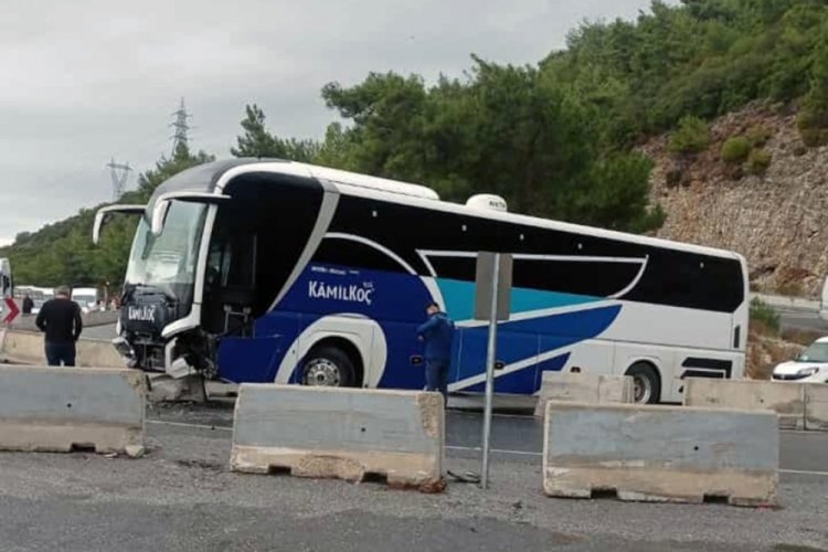 Muğla'da yolcu otob&uuml;s&uuml; kayganlaşan yolda ref&uuml;je &ccedil;arpıp karşı şeride ge&ccedil;ti