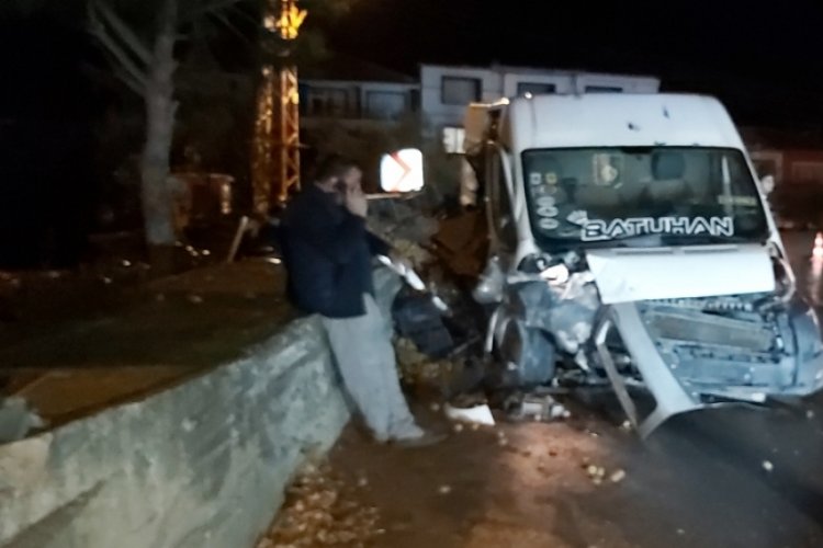 Bursa'da minib&uuml;s duvara &ccedil;arptı, kiviler yola sa&ccedil;ıldı: 1 yaralı
