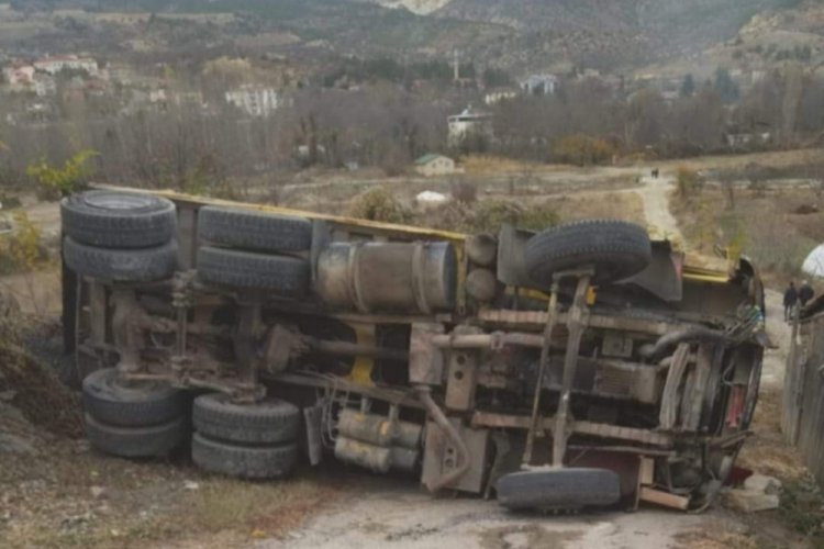 Karab&uuml;k'te asfalt y&uuml;kl&uuml; kamyon devrildi: 1 yaralı