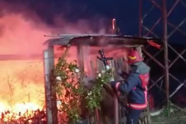 Bursa'da baraj kenarındaki ev alev alev yandı