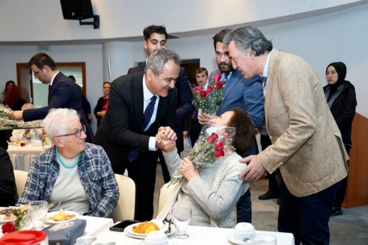 Mahmut &Ouml;zer huzurevinde yaşayan emekli &ouml;ğretmenleri ziyaret etti