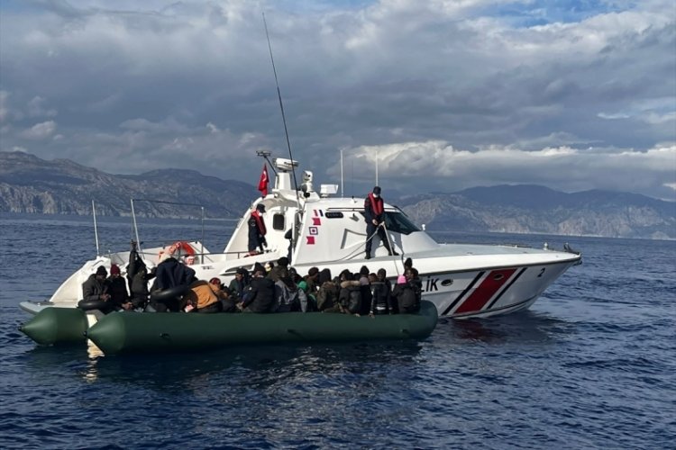 Marmaris a&ccedil;ıklarında 52 d&uuml;zensiz g&ouml;&ccedil;men kurtarıldı