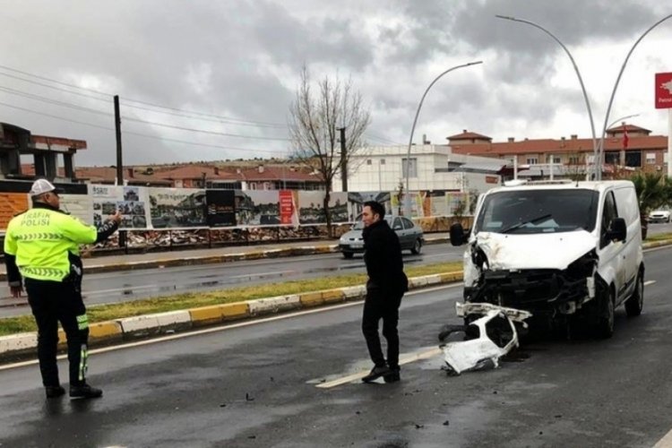 Balıkesir'de para nakil aracı ile otomobil &ccedil;arpıştı