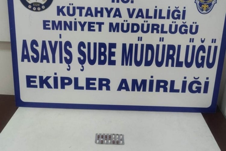 K&uuml;tahya'da dolandırıcılık su&ccedil;undan aranan şahsın &uuml;zerinde uyuşturucu bulundu