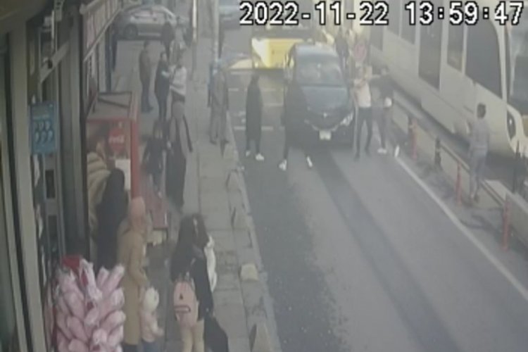 İstanbul'da yaya ile s&uuml;r&uuml;c&uuml;n&uuml;n yol kavgası