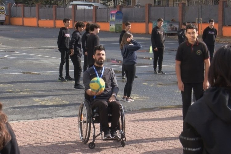 Ge&ccedil;irdiği kaza sonucu fel&ccedil; ge&ccedil;iren beden eğitimi &ouml;ğretmeni engelleri &ouml;ğrencileriyle aşıyor