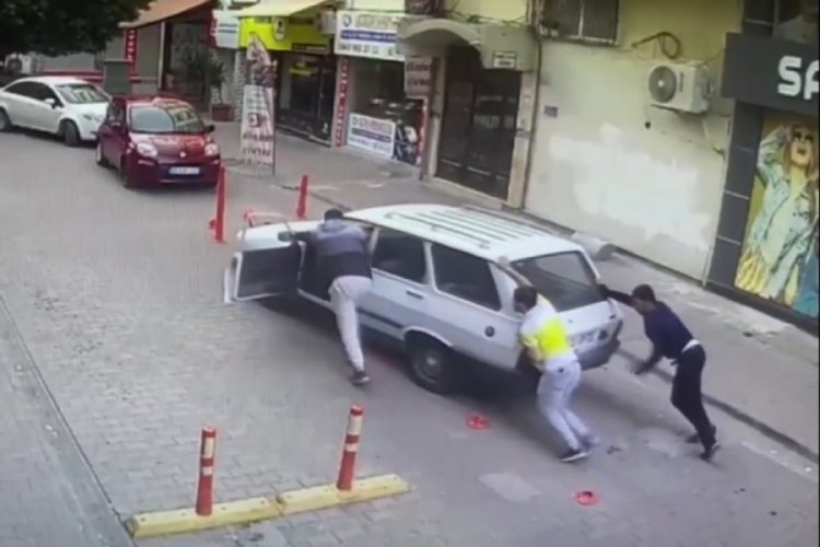 Mersin'de park halindeki otomobili iterek &ccedil;aldılar