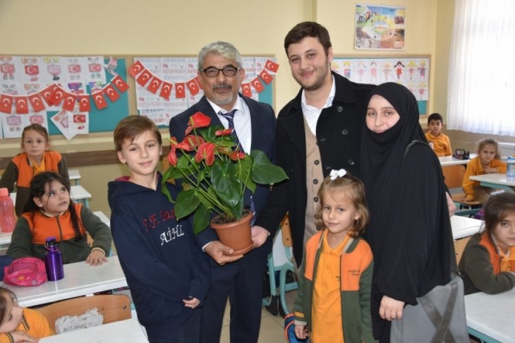 Bursa'da 4 kardeşten &ouml;ğretmenlerine s&uuml;rpriz ziyaret