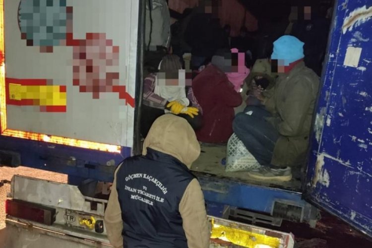 Bitlis'te durdurulan TIR'dan 133 ka&ccedil;ak g&ouml;&ccedil;men &ccedil;ıktı