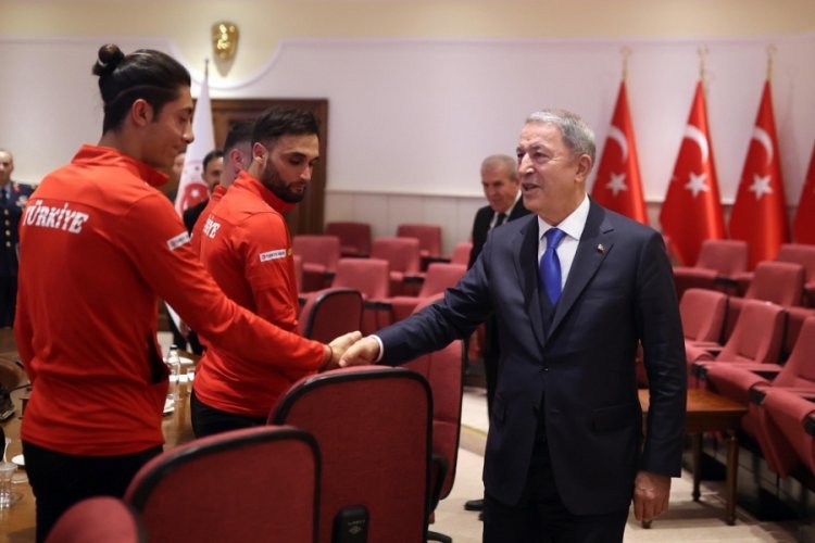 Bakan Akar, Ampute Futbol Milli Takımı'nı ağırladı