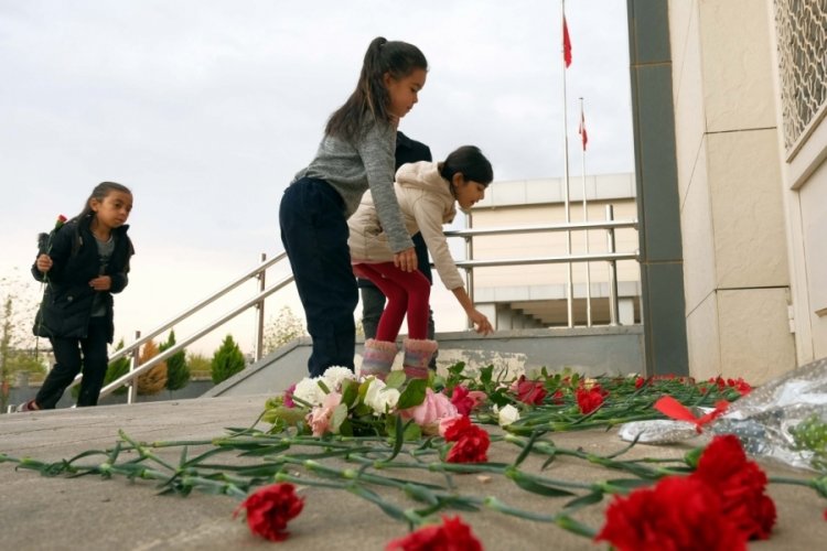 PKK'nın şehit ettiği Ayşenur &ouml;ğretmen &ccedil;alıştığı okulda dualarla anıldı