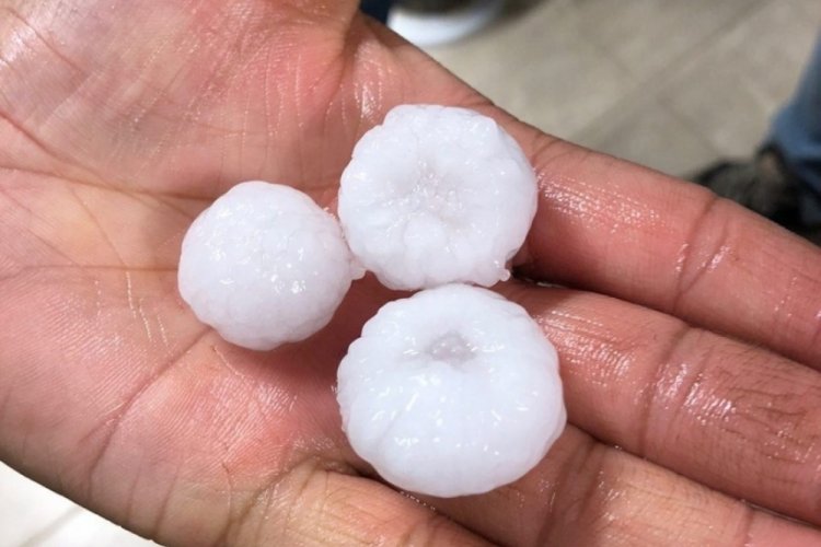 Mersin'de sağanakla birlikte dolu etkili oldu