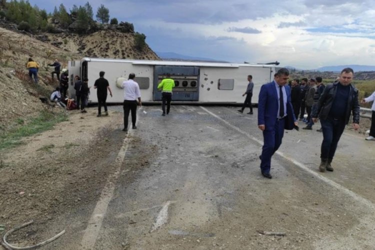 Mersin'de yolcu otob&uuml;s&uuml; devrildi: &Ccedil;ok sayıda kişi yaralandı