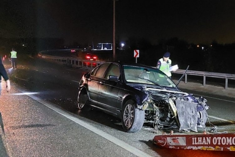 Sakarya'da bariyerlere &ccedil;arpan otomobilin s&uuml;r&uuml;c&uuml;s&uuml; yaralandı