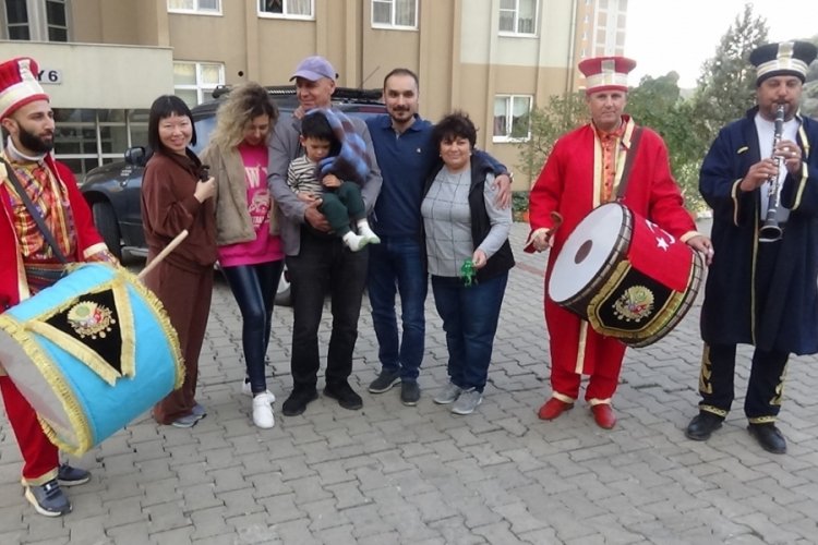 İlk kez g&ouml;rd&uuml;ğ&uuml; torununu mehter takımı ile karşıladı