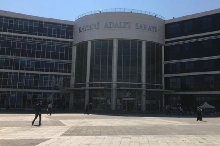 Kayseri'de d&uuml;ğ&uuml;n konvoyunun &ouml;n&uuml;n&uuml; kesen 3 kişinin yargılanmasına başlandı