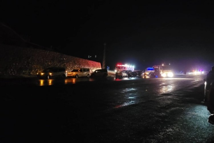Diyarbakır'da polisleri taşıyan ara&ccedil; kaza yaptı: 17 yaralı