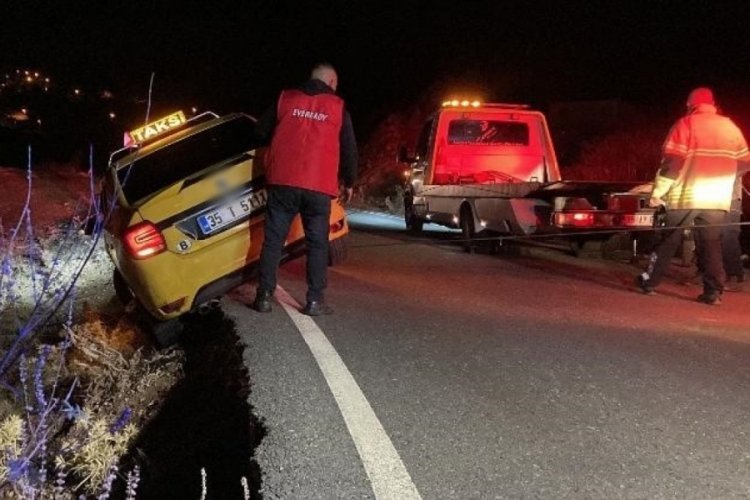 İzmir'de ticari taksi bankette asılı kaldı