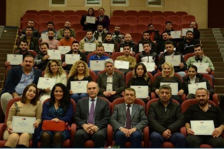 Bursa'da gen&ccedil; berberler belgelerini aldı