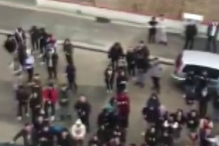 Karab&uuml;k'te &ouml;ğrencilerden hasta &ouml;ğretmenlerine ziyaret: Hababam Sınıfı'nı akıllara getirdi