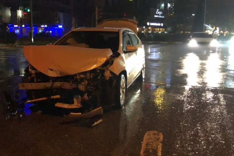 Elazığ'da otomobil ile minib&uuml;s &ccedil;arpıştı: 1 yaralı