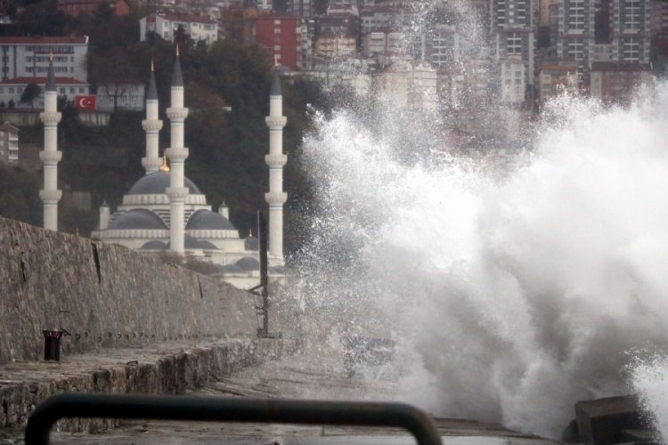 Zonguldak'ta kuvvetli yağış ve r&uuml;zgar balık&ccedil;ılara engel oldu