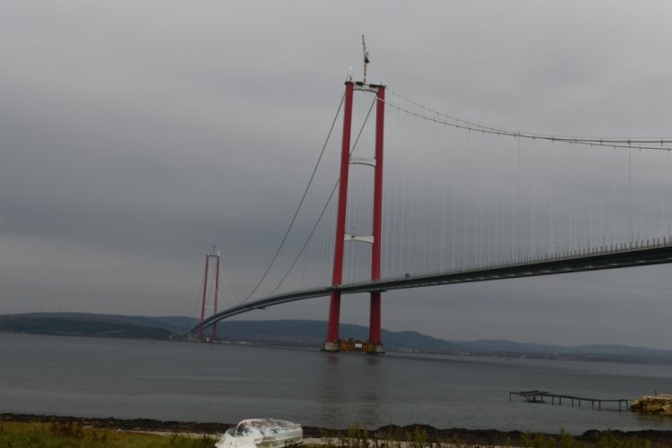1915 &Ccedil;anakkale K&ouml;pr&uuml;s&uuml;'n&uuml;n kulelerine top mermisi fig&uuml;rleri yerleştiriliyor